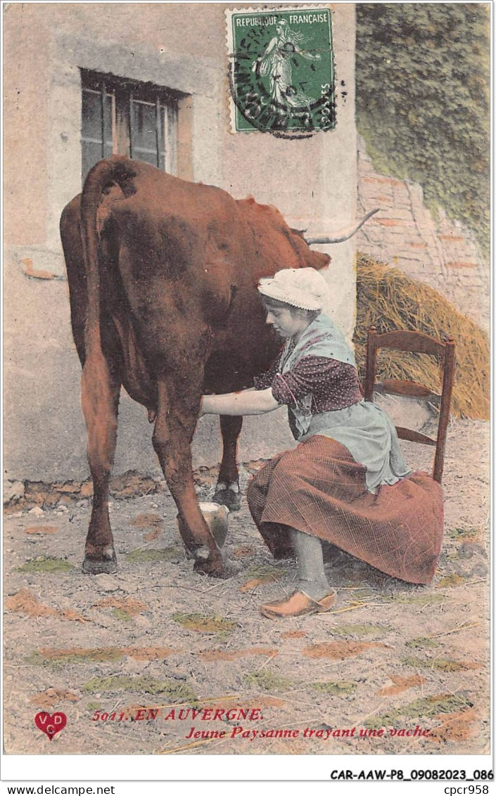 CAR-AAWP8-63-0611 - EN AUVERGNE - Jeune Paysanne Trayant Une Vache - Auvergne Types D'Auvergne