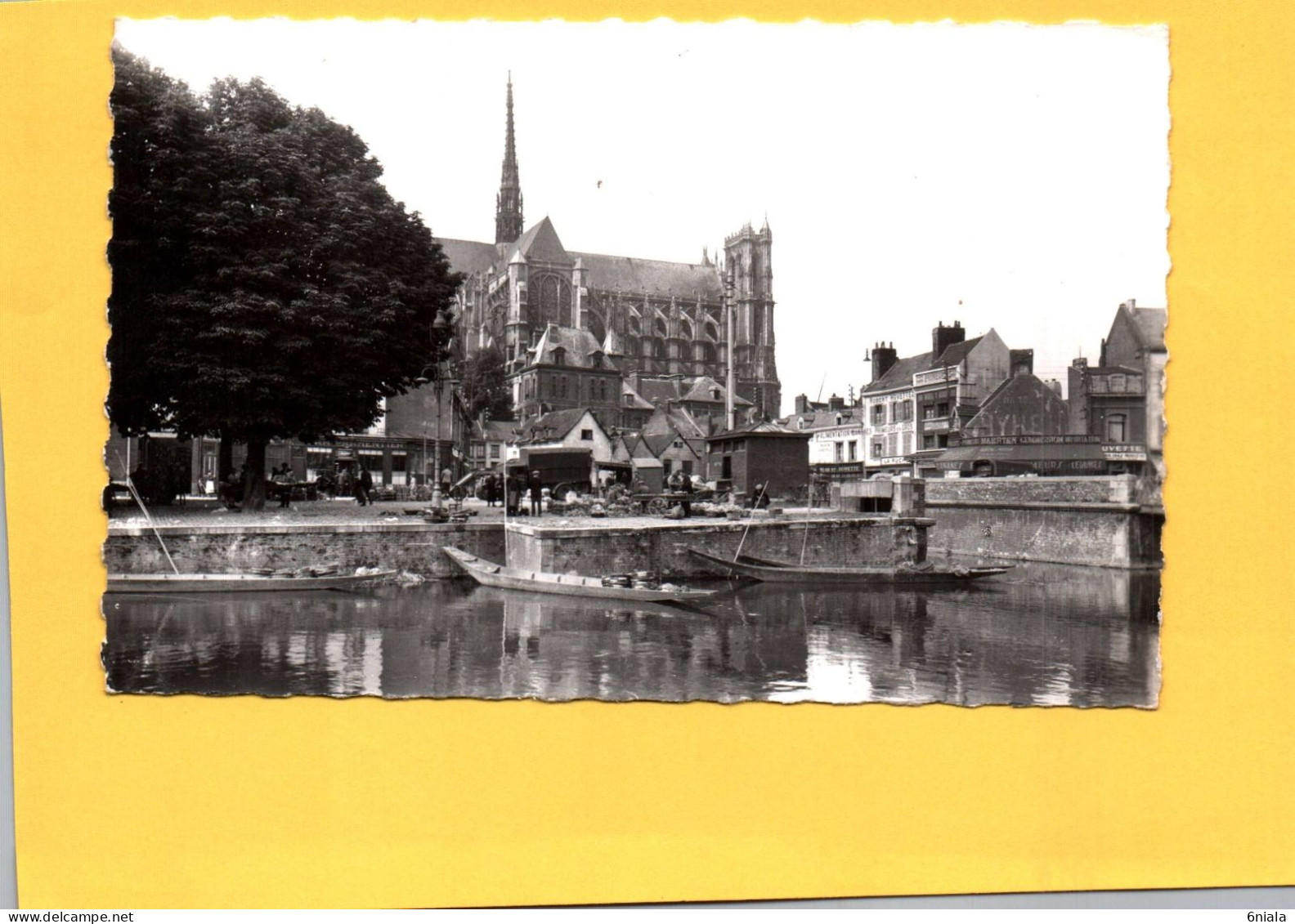 18850  AMIENS  Le Marché Sur L'Eau Vers La Cathédrale  ( Barques )     (2 Scans ) 80 - Amiens