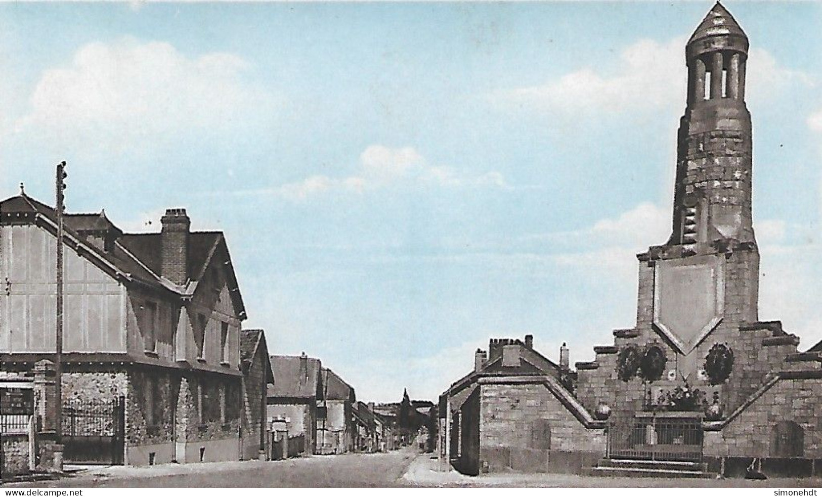 PERTHES - Le Monument Aux Morts Et La Route De Rethel - Autres & Non Classés