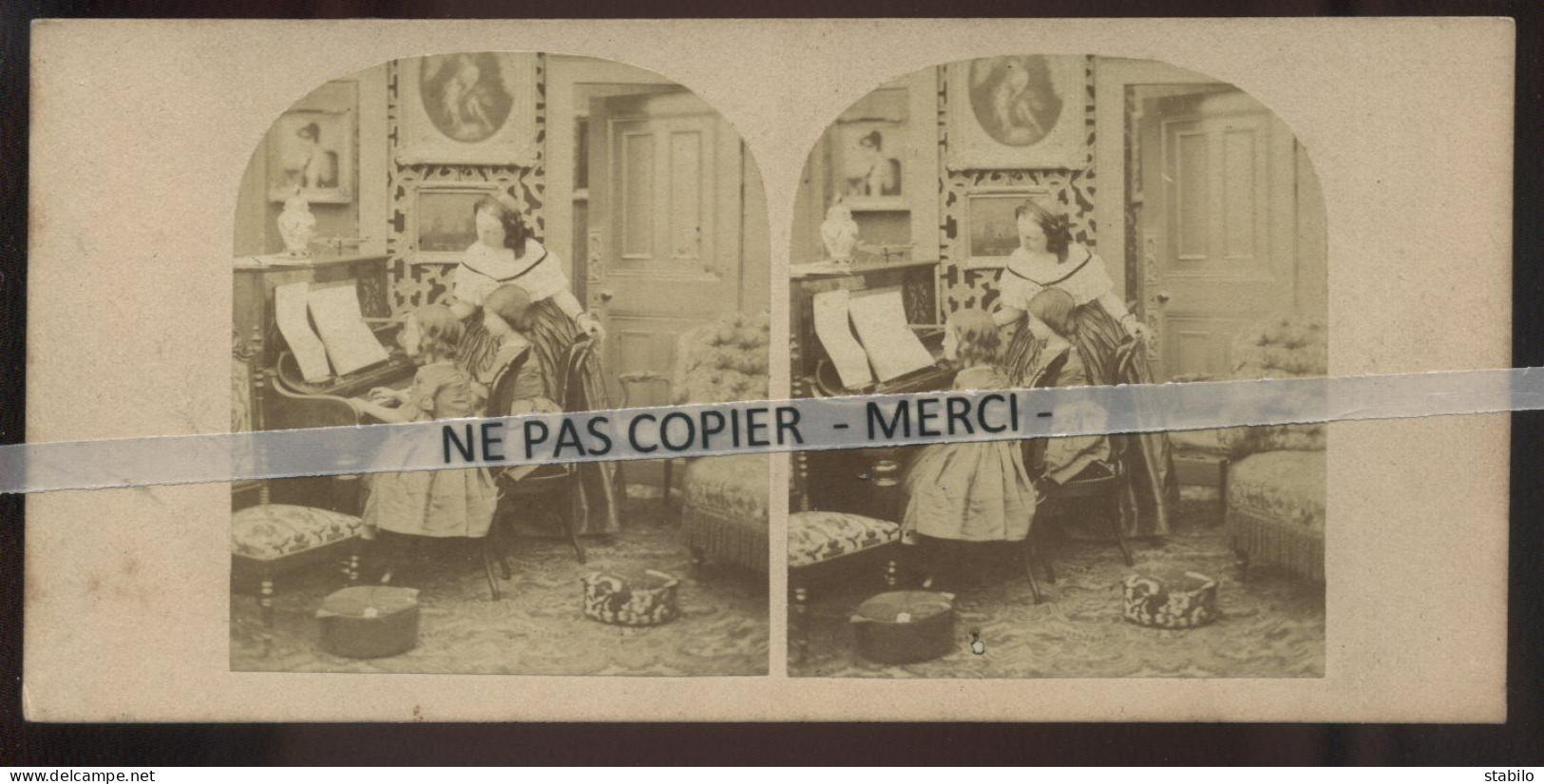 PHOTO STEREO - CABINET DE MUSIQUE EN 1860 - FILLETTE AU PIANO - Stereoscopic