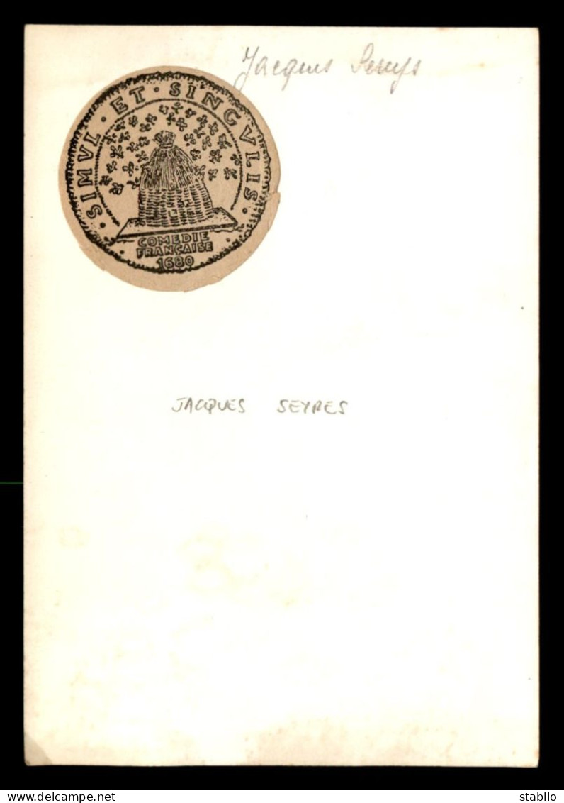 JACQUES SEYRES - PHOTO STUDIO HARCOURT - VIGNETTE AU VERSO COMEDIE FRANCAISE 1680 - FORMAT 11 X 15 CM - Berühmtheiten