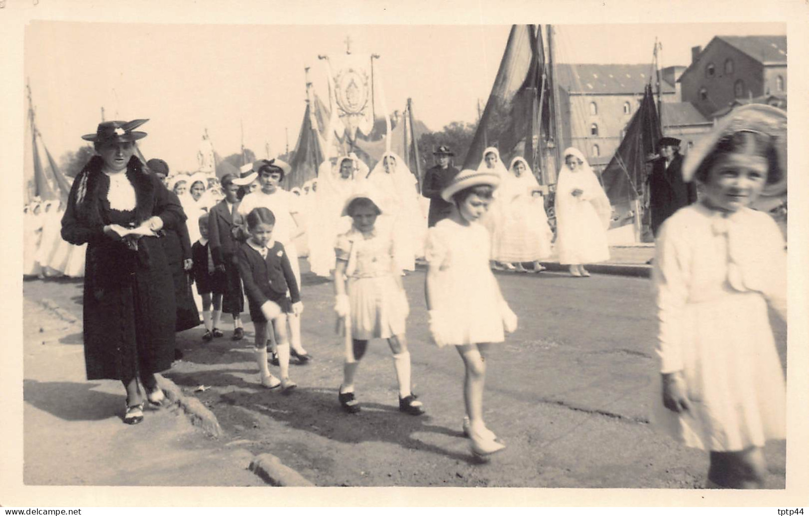 Lot De 2 Photos Cartes De Pornic - Procession, Communiantes... (dos Blanc) - Pornic