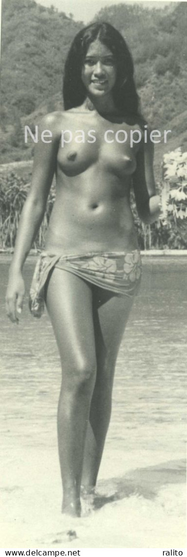 TAHITI Vers 1960 Femme Au Bouquet De Fleurs Polynésie Photo 26 X 8,9 Cm - Pin-ups