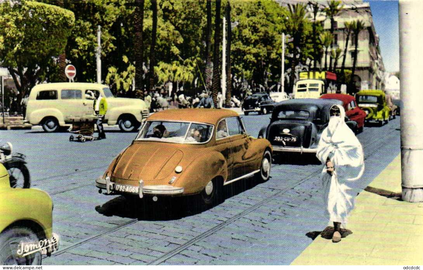 EL DJEZAIR (Alger Femmes D(Algetie Boulevard De La Répubique Et Square Port Said Belles Voitures Dont 1 à Identifier  RV - Algiers
