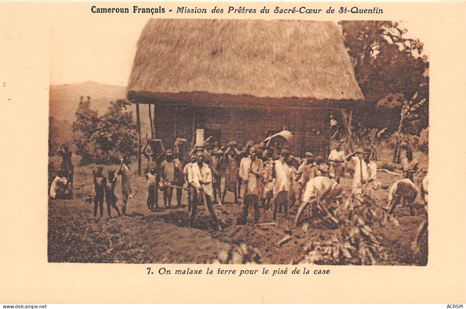 Cameroun Mission Des Pretes Du Sacre Coeur De St Quentin Malaxe La Terre Pise De La Case (scan Recto Verso)NONO0009 - Cameroon