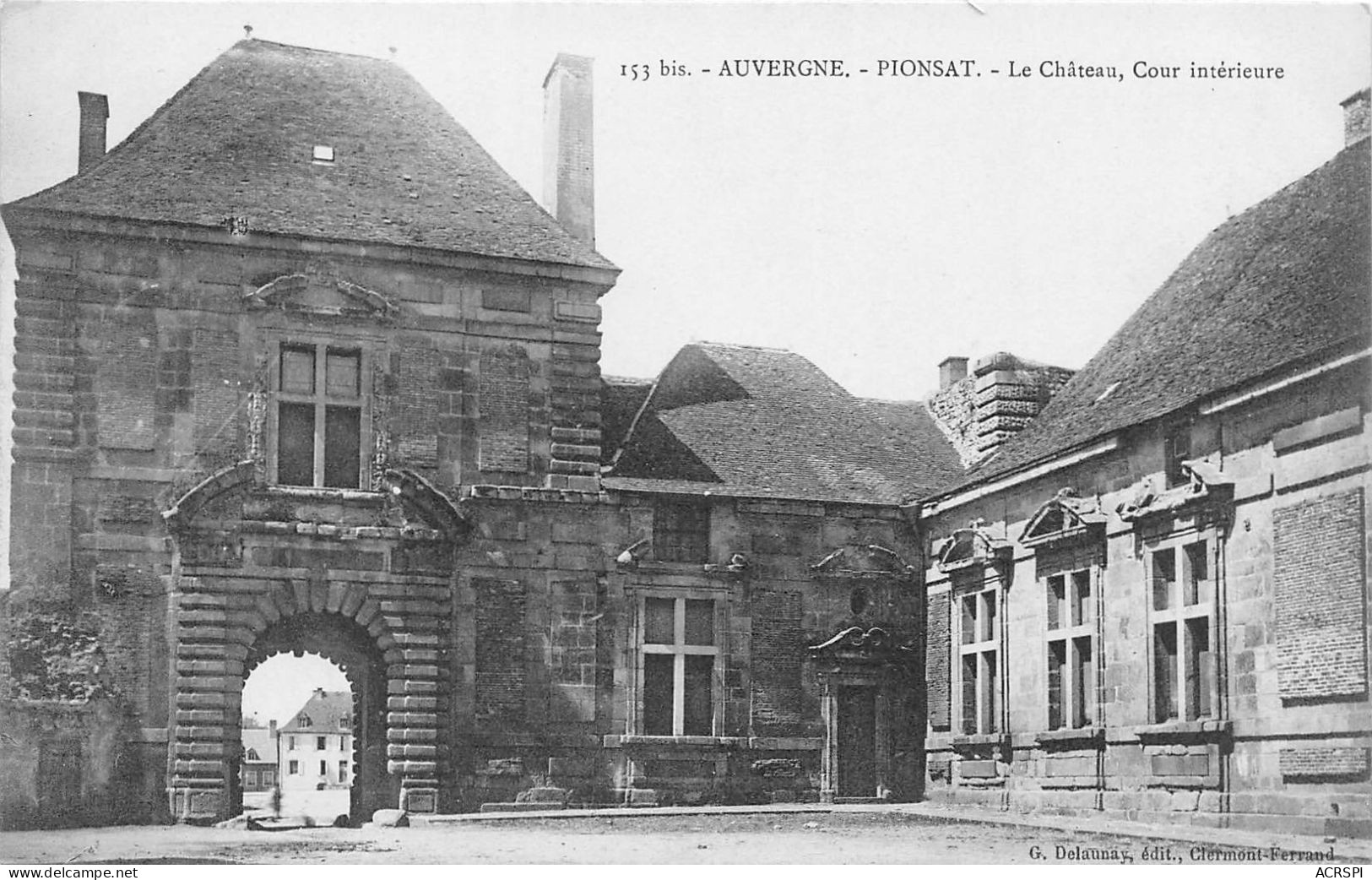 Auvergne Pionsat Le Chateau Cour Interieure  (scan Recto Verso ) Nono0043 - Auvergne