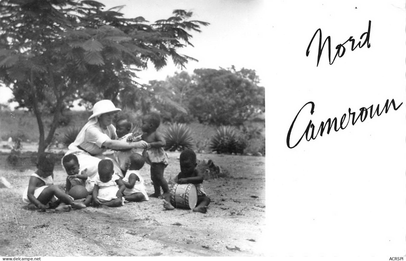 CAMEROUN Kamerun DOUALA  GAROUA Soeur  Du Sacre Coeur De Jesus Avec Des Enfants Indigenes (scan Recto-verso) OO 0949 - Cameroon