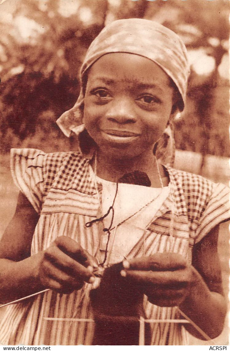 CAMEROUN Kamerun Fillette D'Omvan Apprenant à Tricoter    (scan Recto-verso) OO 0948 - Cameroon