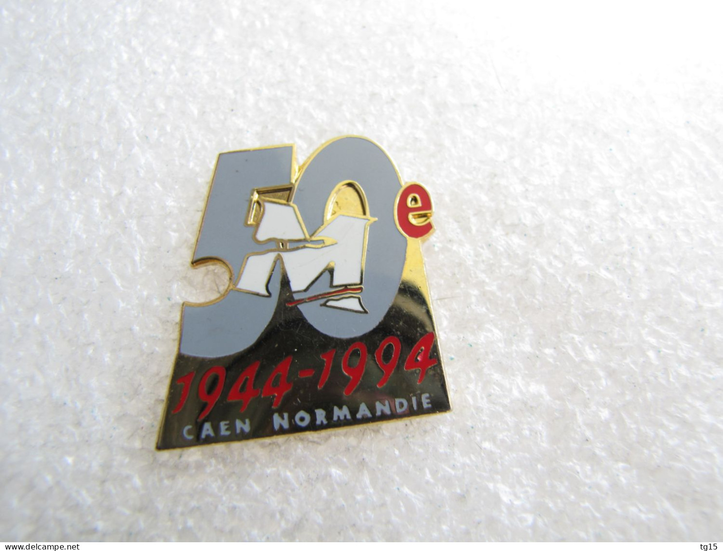 PIN'S   DEBARQUEMENT  CAEN  NORMANDIE 1944 1994  50 ème  Email Grand Feu N° 5562 - Militari