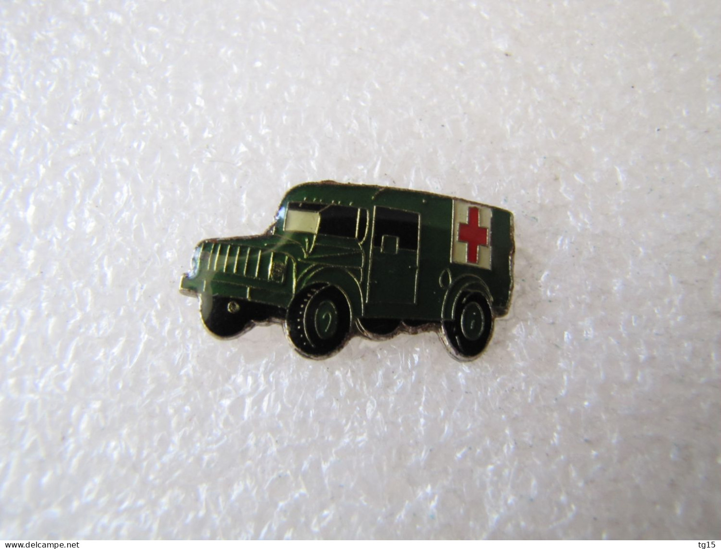 PIN'S   AMBULANCE MILITAIRE - Armee