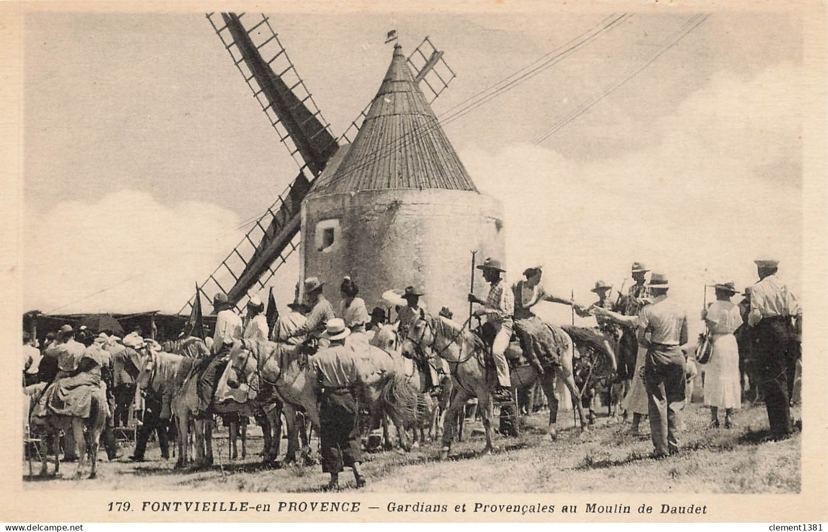 Fontvieille En Provence Gardians Et Provencales Au Moulin De Daudet - Fontvieille