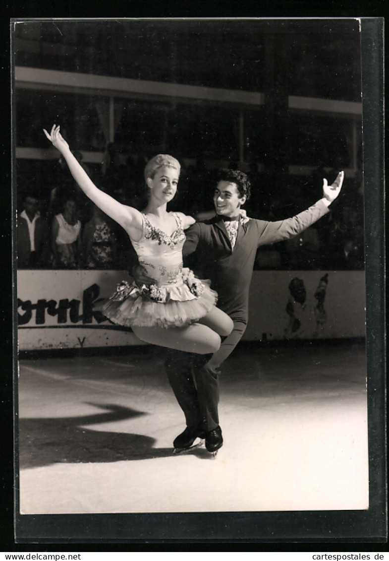 AK Eislauf-Meisterpaar Kilius-Böumler In Pose  - Figure Skating