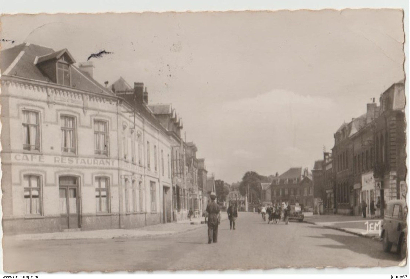 4. AVESNES-sur-HELPE  La Rue De La Gare (CPSM: 14x9cm) - Avesnes Sur Helpe