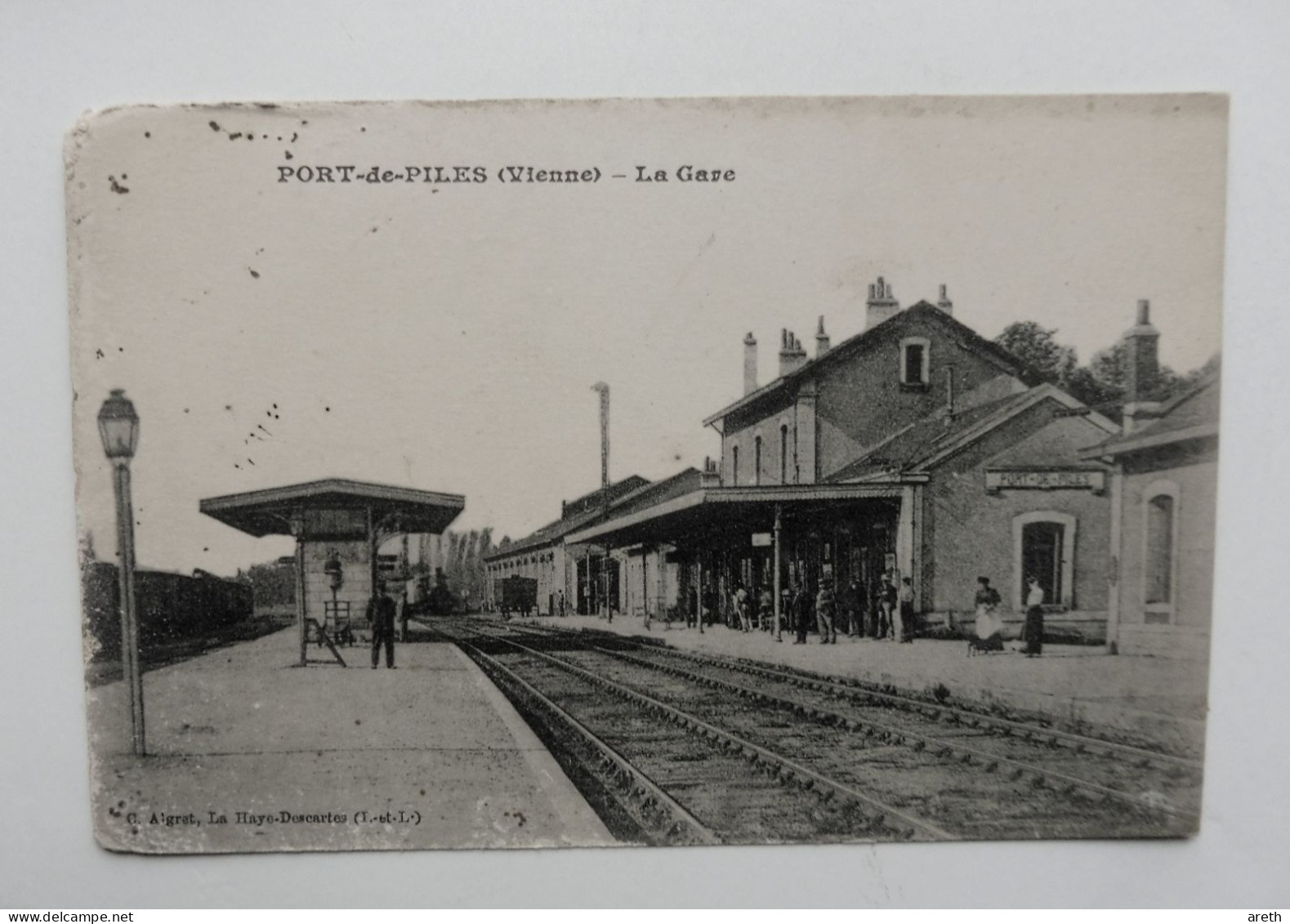 86  -  PORT DE PILES  - La Gare - Animée - Gares - Sans Trains