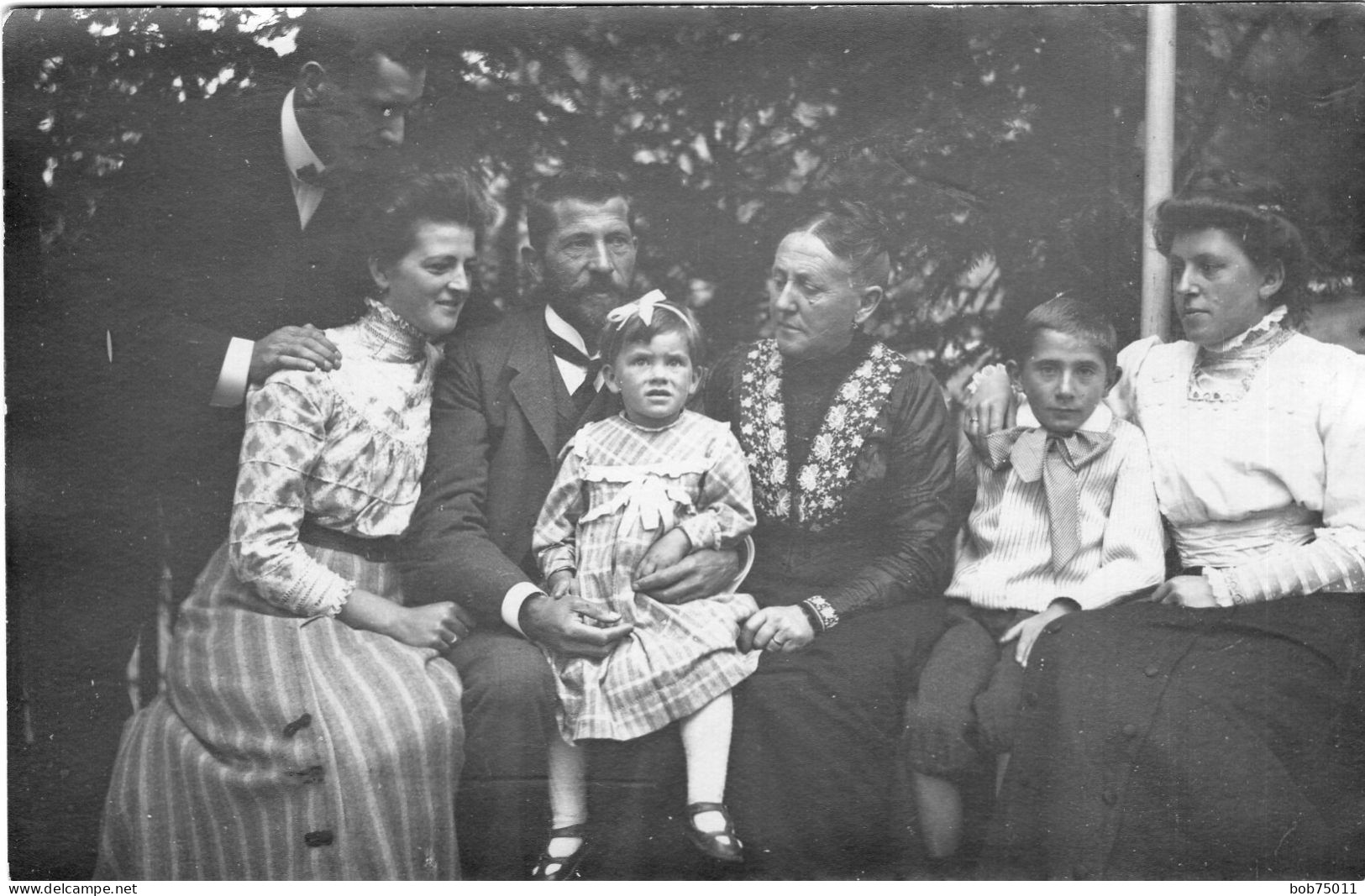 Carte Photo D'une Famille élégante Posant Dans Leurs Jardin En 1909 - Anonymous Persons