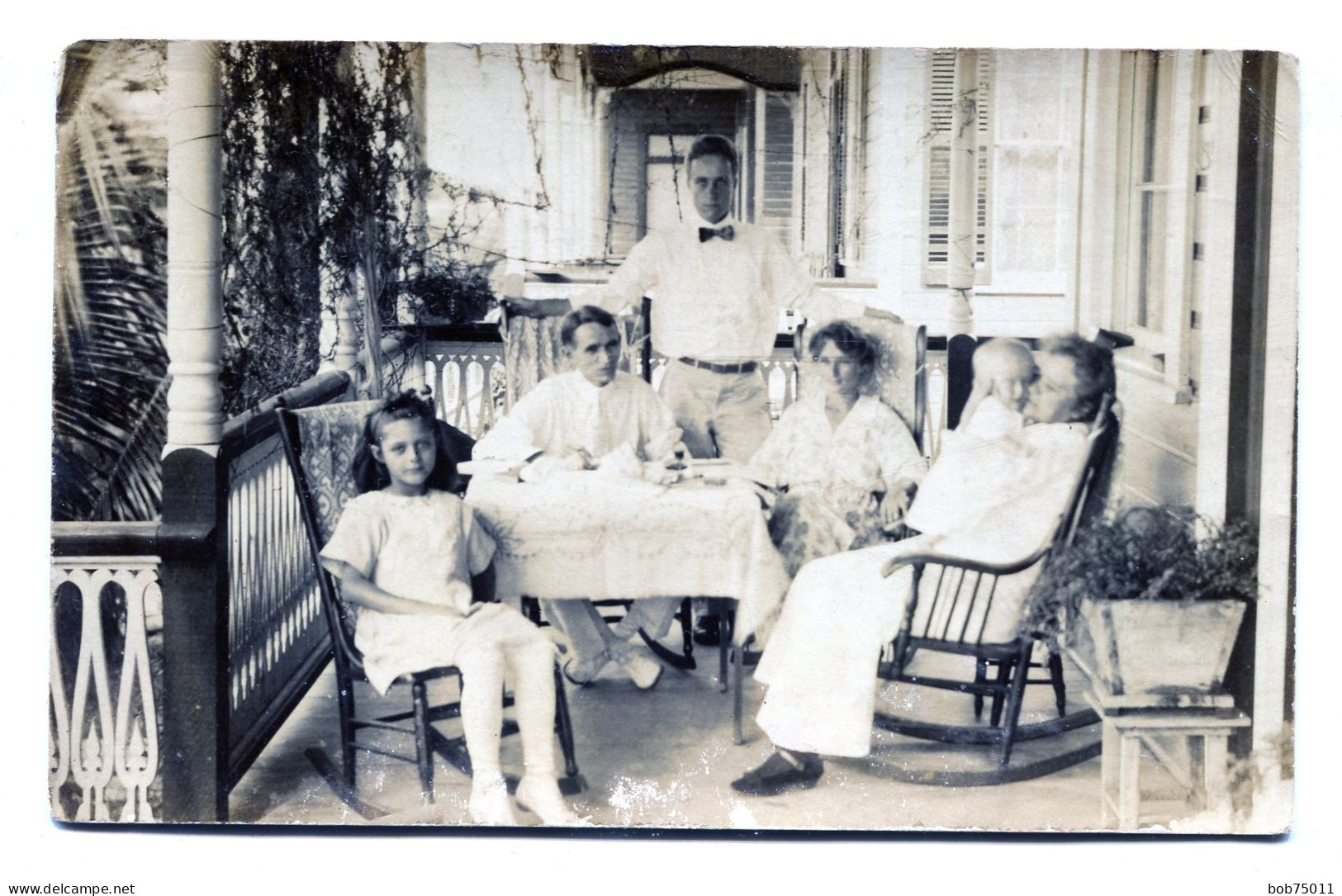 Carte Photo D'une Famille élégante Posant Assise A Table Sous Leurs Véranda Vers 1920 - Personas Anónimos