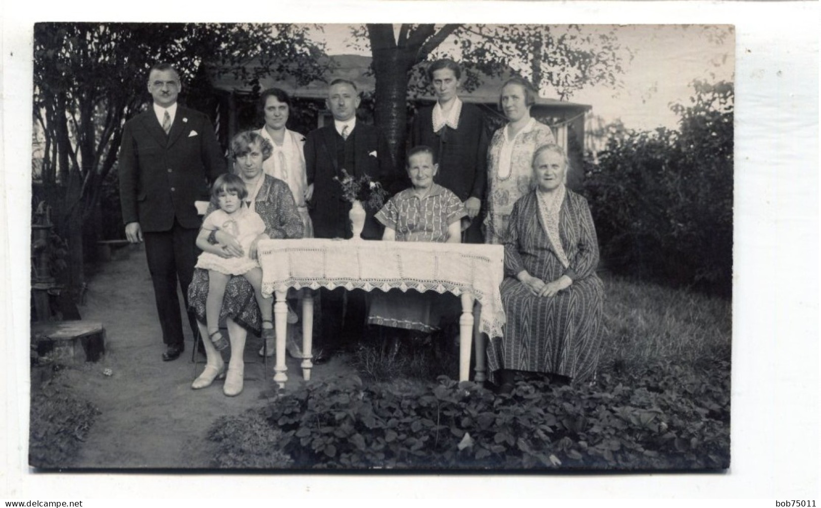 Carte Photo D'une Famille élégante Posant Autour D'une Table Dans Leurs Jardin Vers 1920 - Personnes Anonymes