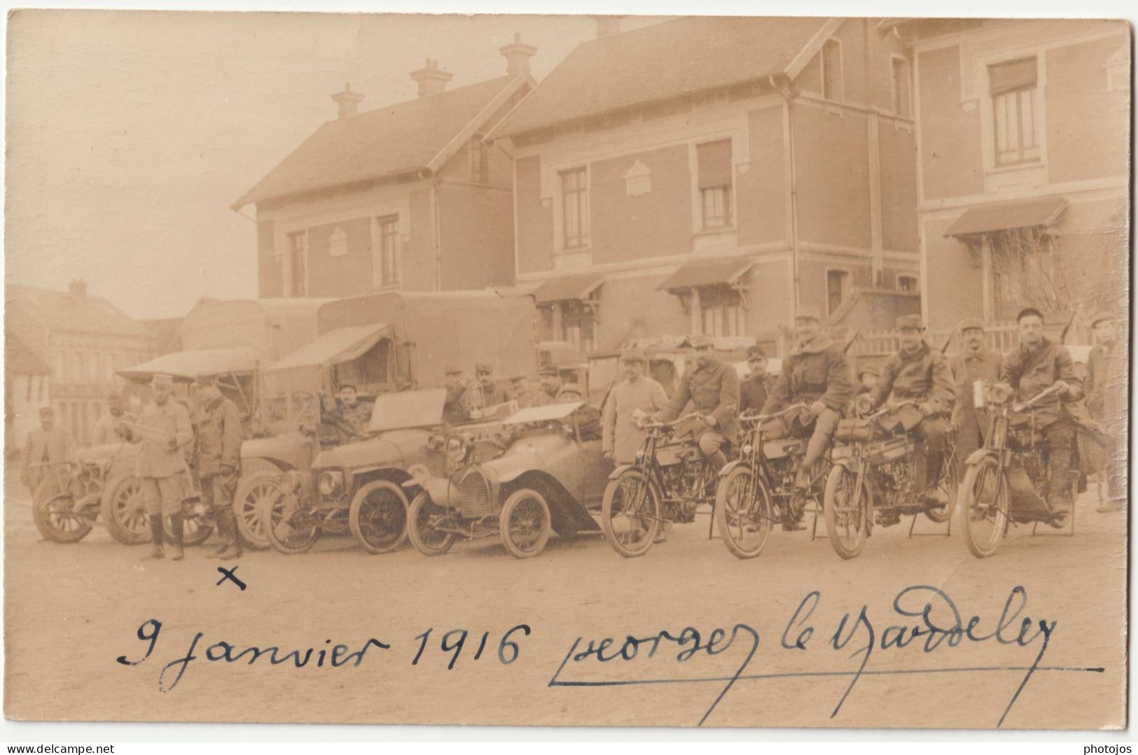 Carte Photo  Voisinlieu Près Beauvais (60) Visite De Joffre 1916 Guerre Automobiles Et Motos Alignées Sur La Place  RARE - Lieux