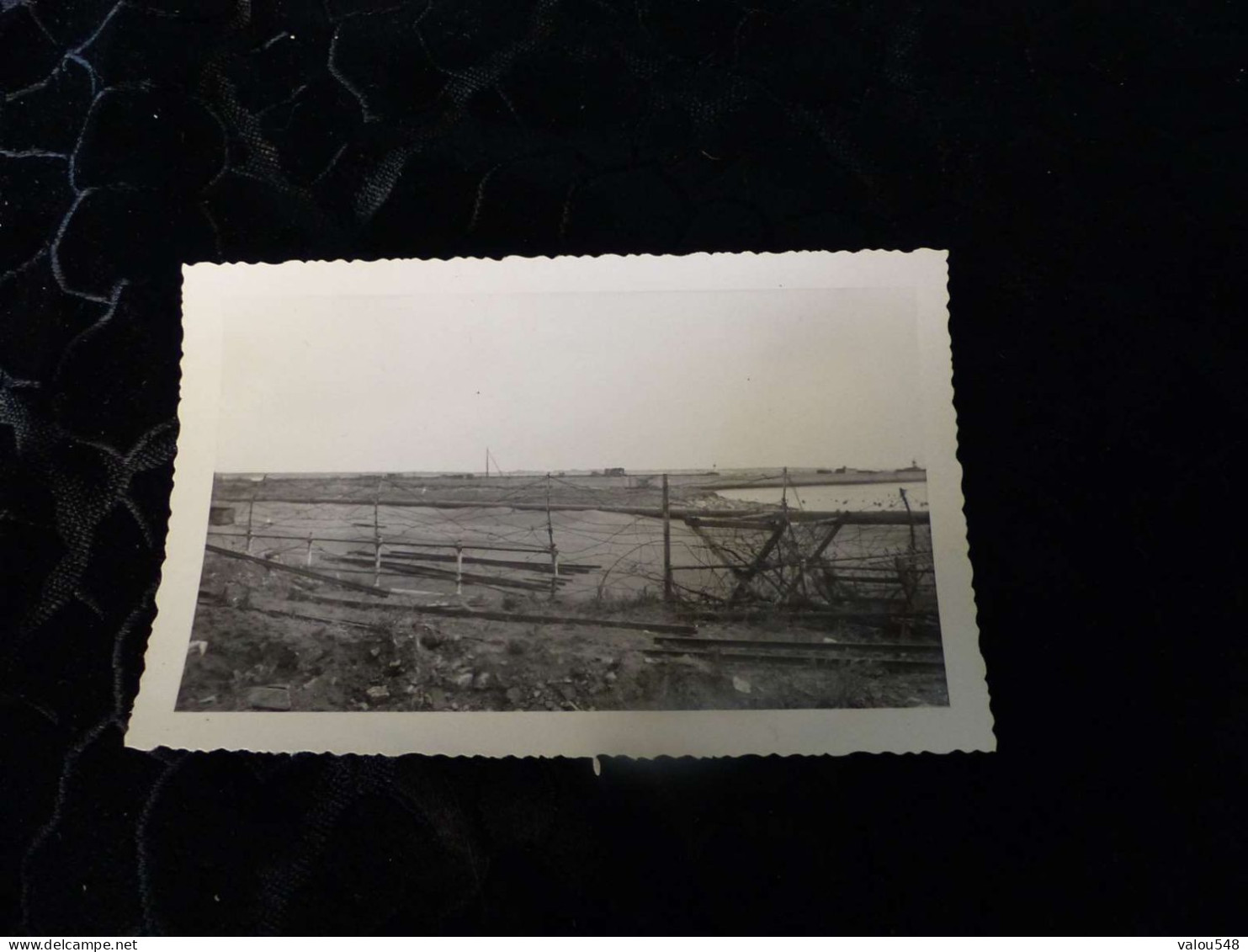 P-356 , Photo , Saint Nazaire En Ruine Après Les Bombardements, Barbelés Sur La Plage ,   Mai 1945 - Lugares