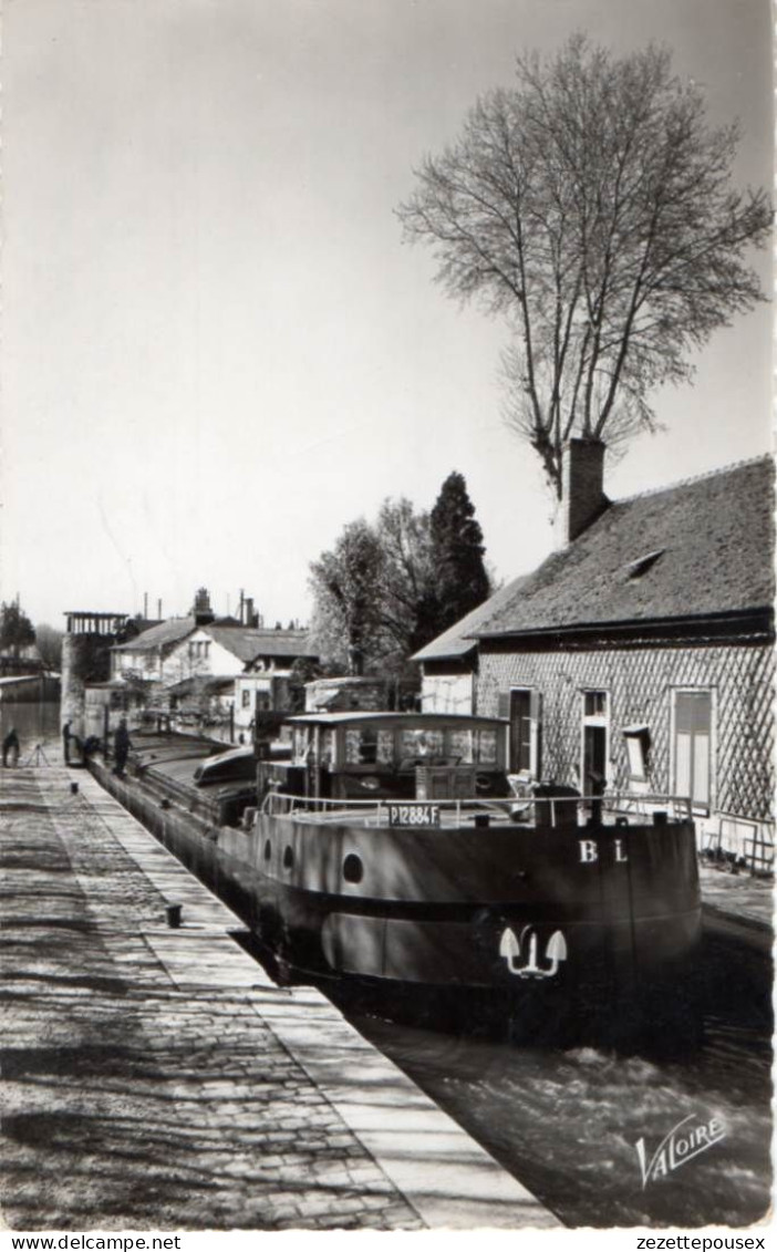 37835-ZE-45-LES MERVEILES DU VAL DE LOIRE-MONTARGIS-Une écluse Du Canal-------------péniche - Montargis