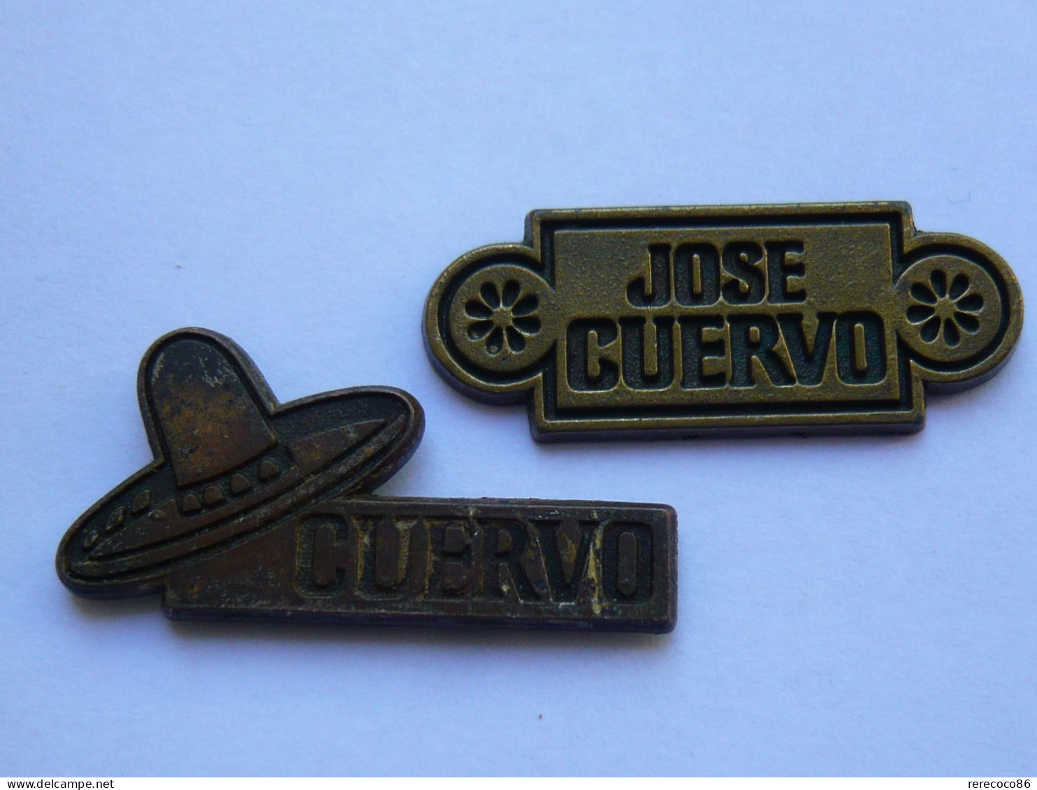 2 Pin S BOISSON JOSE CUERVO ENTREPRISE MEXICAINE TEQUILA  Different - Getränke
