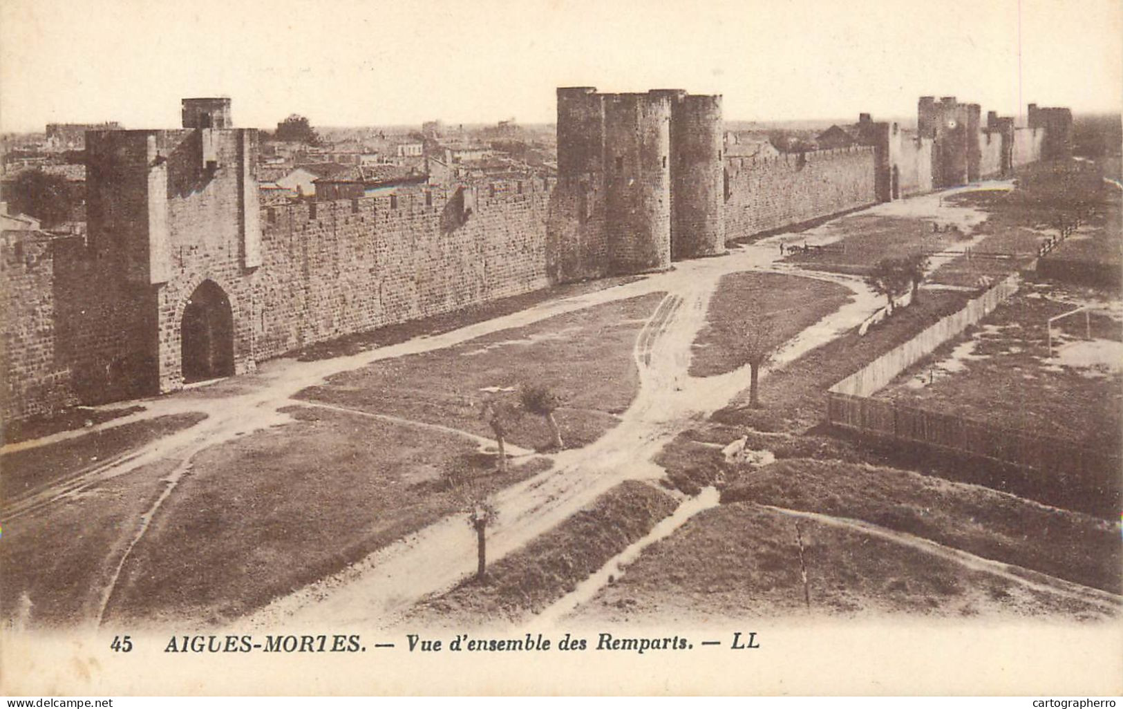 CPA France Aigues-Mortes Remparts - Aigues-Mortes