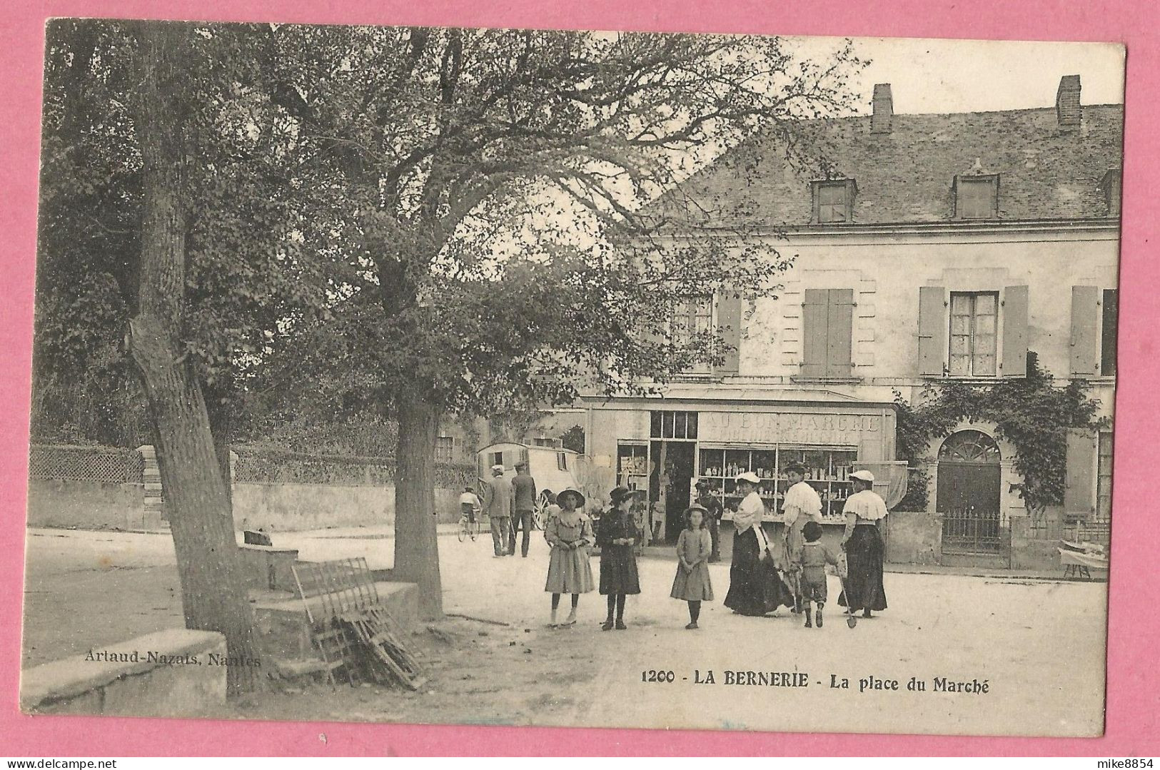 SAS0305  CPA  LA BERNERIE  (Loire Inférieure)  La Place Du Marché - AU BON MARCHE  +++++ - La Bernerie-en-Retz