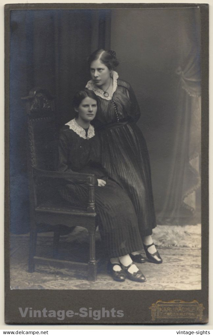 Karl Bächle / Tiengen: 2 Teenage Sisters In Elegant Robes (Vintage Cabinet Card ~1910s) - Anonymous Persons