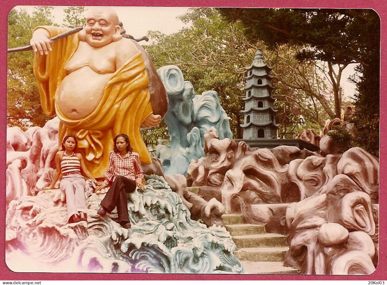 Singapore The Sack Monk, Haw Par Villa, Situated Pasir Panjong-UNC Vintage Photo 1976  Kodak Girls_cpc - Singapur