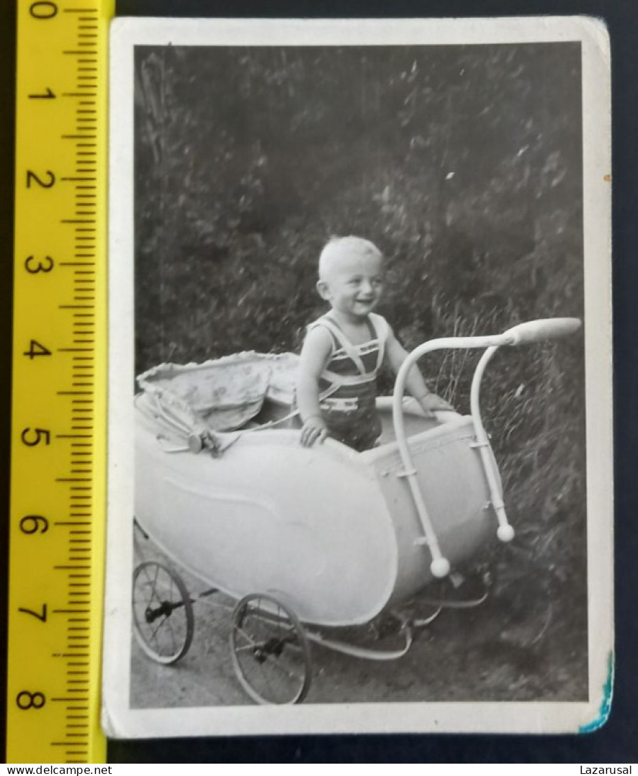 #16    Photo Originale Vintage Snapshot Petit Enfant Bébé Landau - Personnes Anonymes