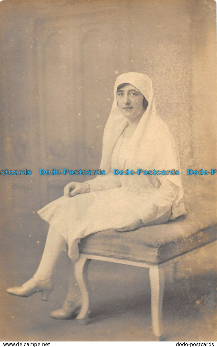 R061631 Old Postcard. Woman - Monde