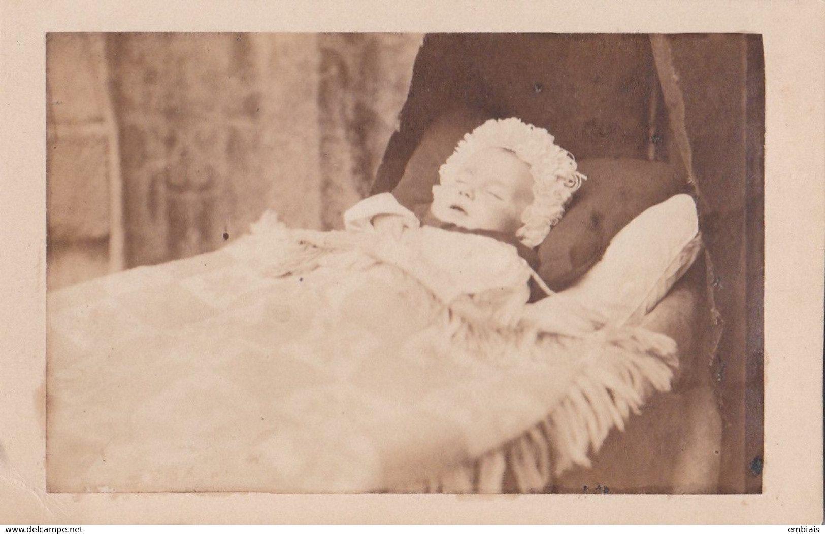 Post-Mortem - Photo Originale CDV Bébé Sur Son Lit De Mort Par Le Photographe Berubet, Clermont Ferrand - Alte (vor 1900)