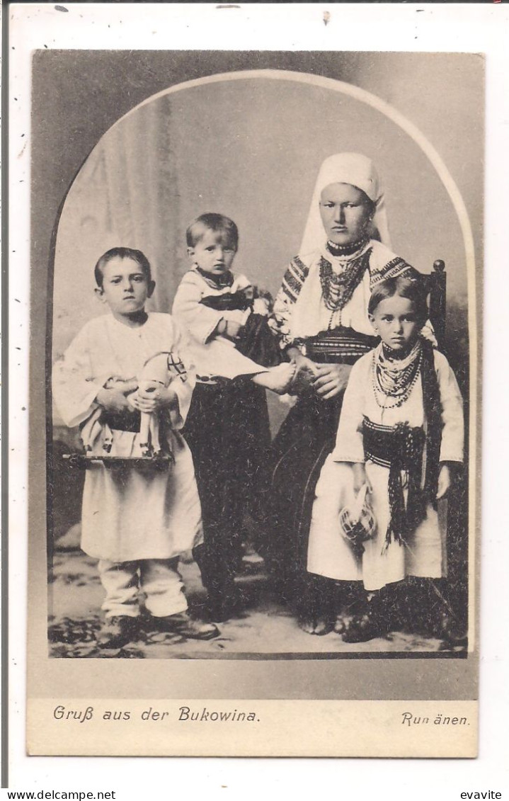 CPA  ROUMANIE Ou UKRAINE   - Grub Aus Der BUKOWINA  (Run Änen)   Famille, Jouet Cheval En Bois - Roumanie