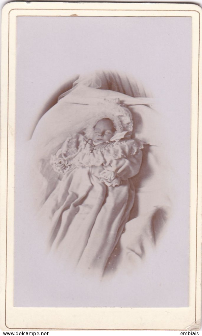 Post-Mortem - Photo Originale CDV Bébé Sur Son Lit De Mort - Old (before 1900)