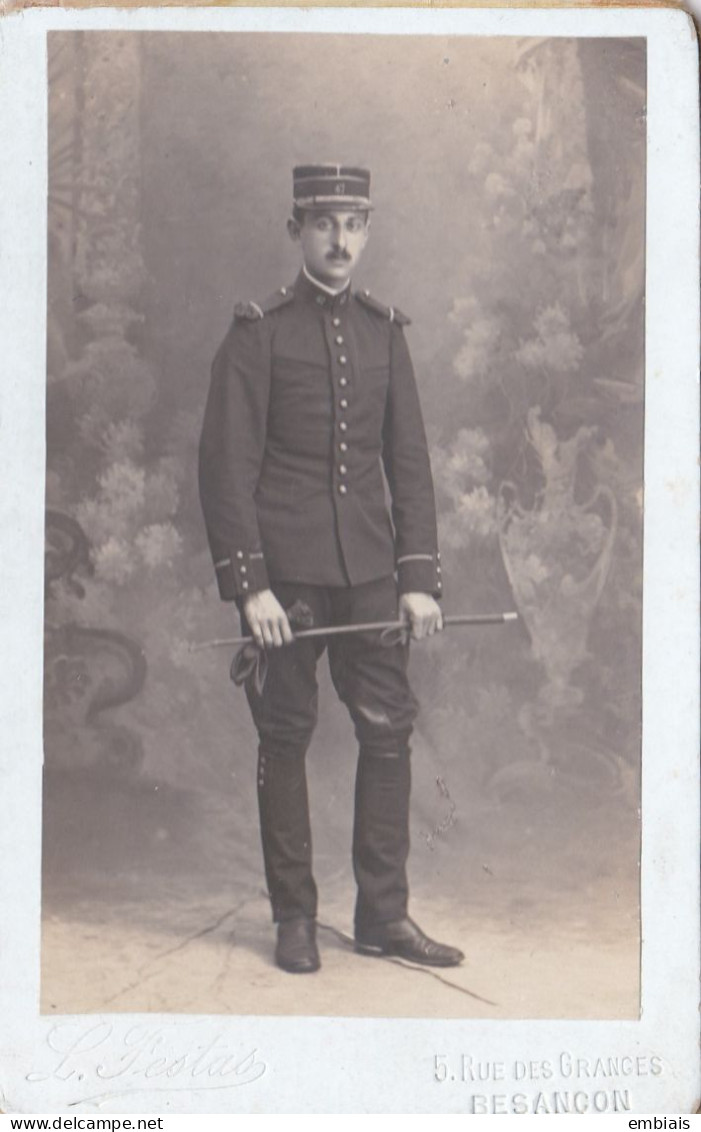 BESANÇON  Photo Originale CDV Portrait Sur Pied D'un Officier Du 47ème Régiment De Cavalerie Par Le Photographe L.Festas - Oorlog, Militair