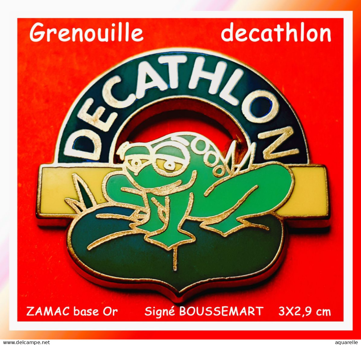 SUPER PIN'S "GRENOUILLE" Pour La Marque "DECATHLON Version Grenouille VERTE" En ZAMAC Base Or, Signé BOUSSEMARD - Animaux