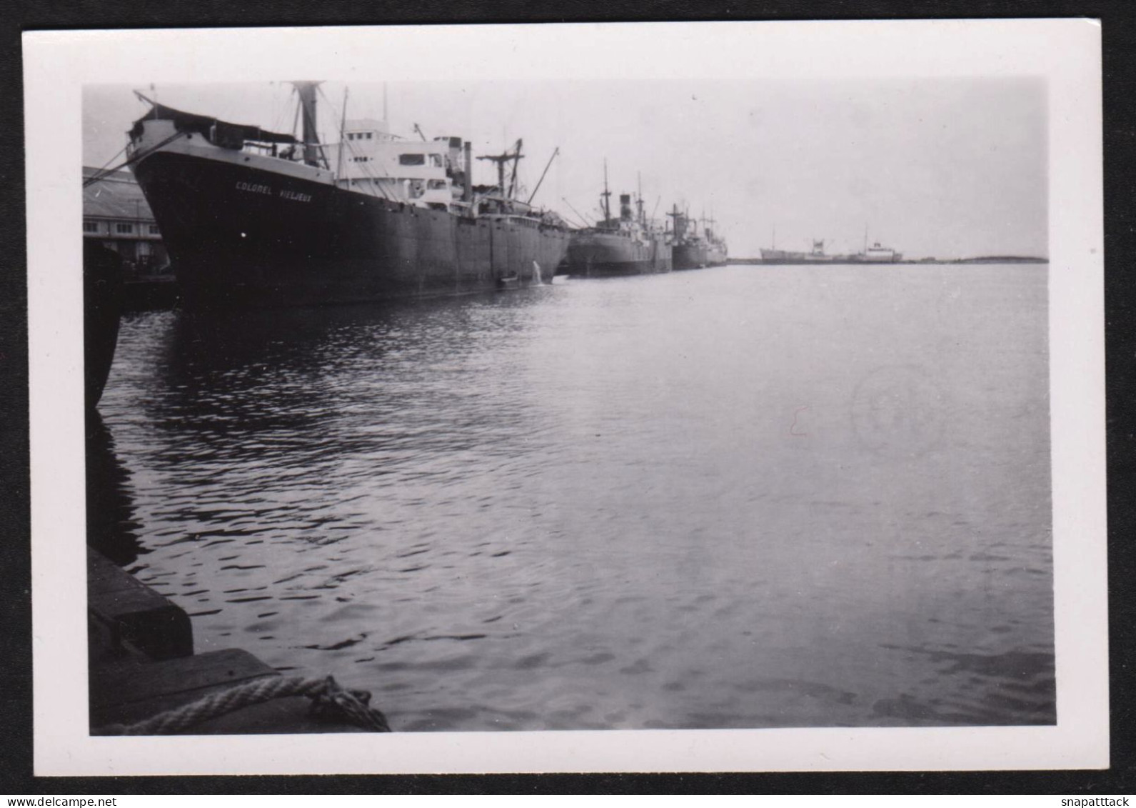 Jolie Photographie Du Bateau Cargo Colonel Vieljeux Dans Le Port De Pointe Noire, 40's, Format 6,2 X 8,9 Cm - Boats