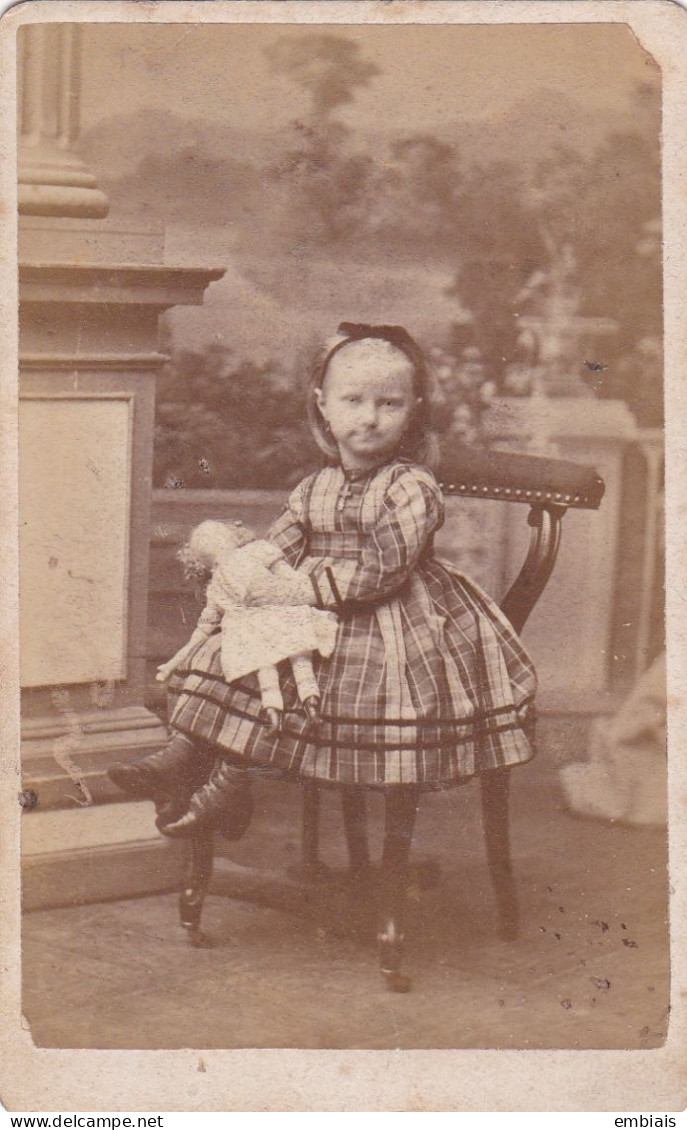 LUXEMBOURG 1860/70 Photo Originale CDV Portrait D'une Petite Fille Et Sa Poupée Par Le Photographe D.Kuhn - Oorlog, Militair