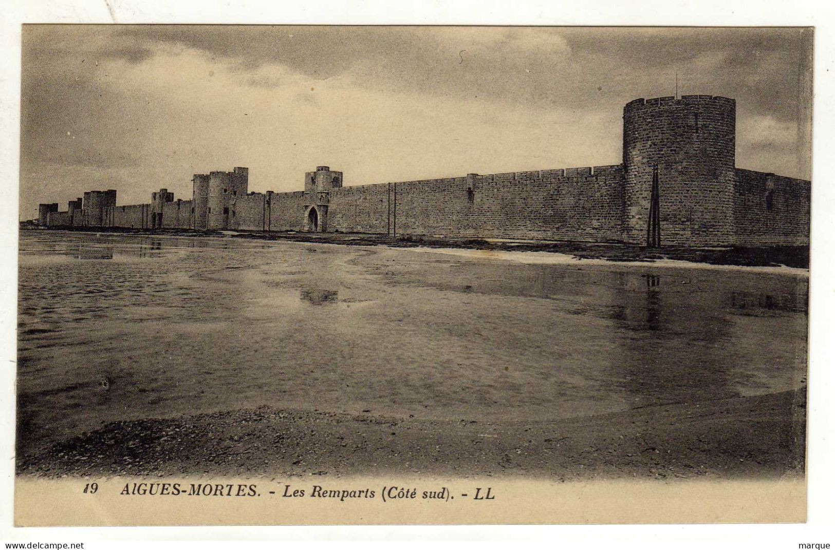 Cpa N° 19 AIGUES MORTES Les Remparts - Aigues-Mortes