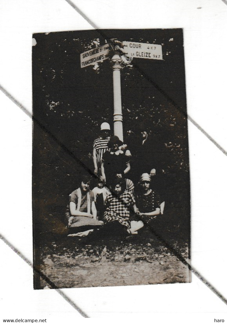 Photo ( 6,5 X 11cm ) - Dames Sous Un Poteau Indicateur - Spa, La Gleize, Francorchamps, Sauvenière, Cour -1926   (B374) - Other & Unclassified