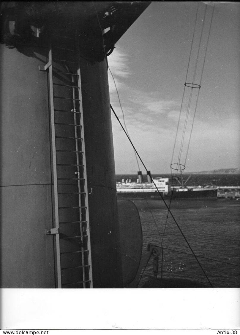 N80 - Photo Originale De PIERRE BOUCHER - Cheminée De Bateau - Tampon Au Dos - La Même Est Exposée Au Centre Pompidou - Personnes Identifiées