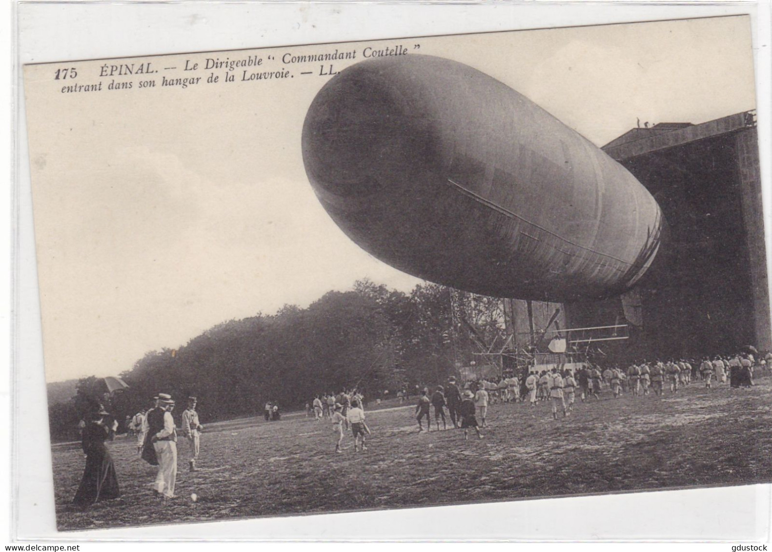 Epinal - Le  Dirigeable "Commandant Coutelle" Entrant Dans Son Hangar De La Louvroie - Zeppeline