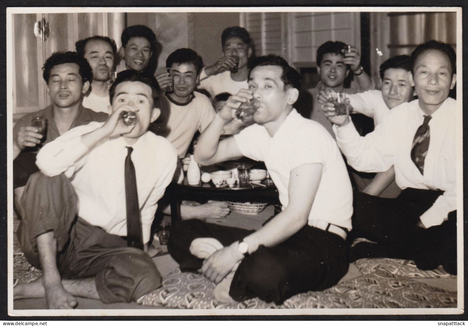 Jolie Photographique D'un Groupe D'hommes En Train De Prendre Du Bon Temps, Boisson Alccol Saké Japon Japan, 11,8x8cm - Autres & Non Classés