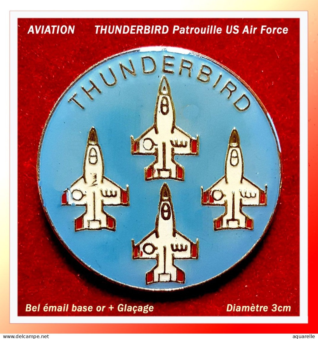 SUPER PIN'S AVIATIONS :  THUNDERIRD, "patrouille US AIR FORCE", émail Base Or Vernissé, Diamètre 3cm - Airplanes