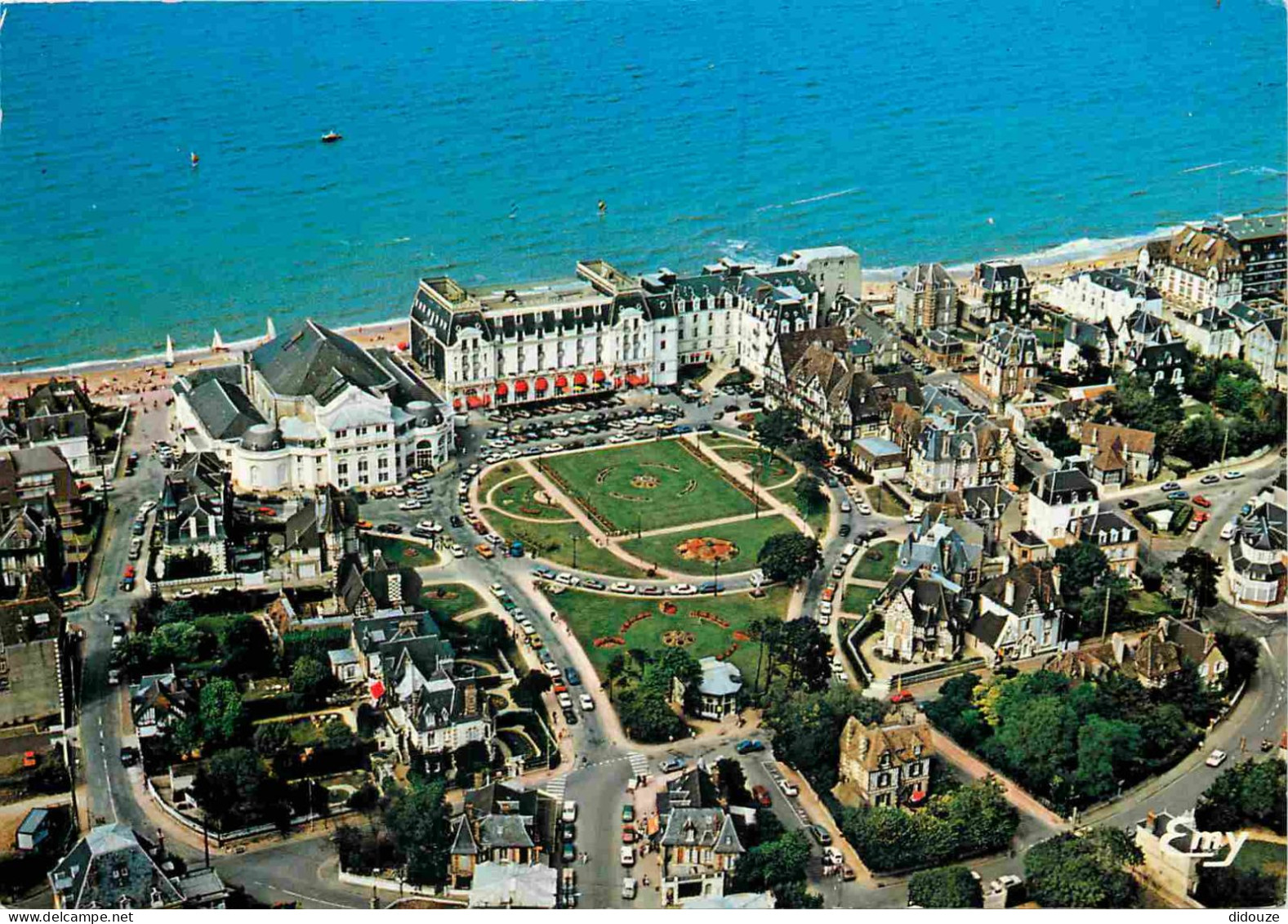 14 - Cabourg - Les Jardins Du Casino Et Le Grand Hôtel Vus D'avion - Vue Aérienne - CPM - Voir Scans Recto-Verso - Cabourg