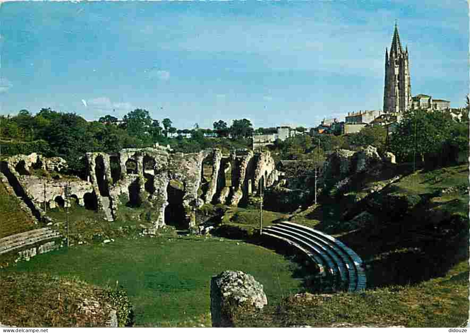 17 - Saintes - Les Arènes Gallo-romaines - L'Eglise St-Eutrope - CPM - Voir Scans Recto-Verso - Saintes