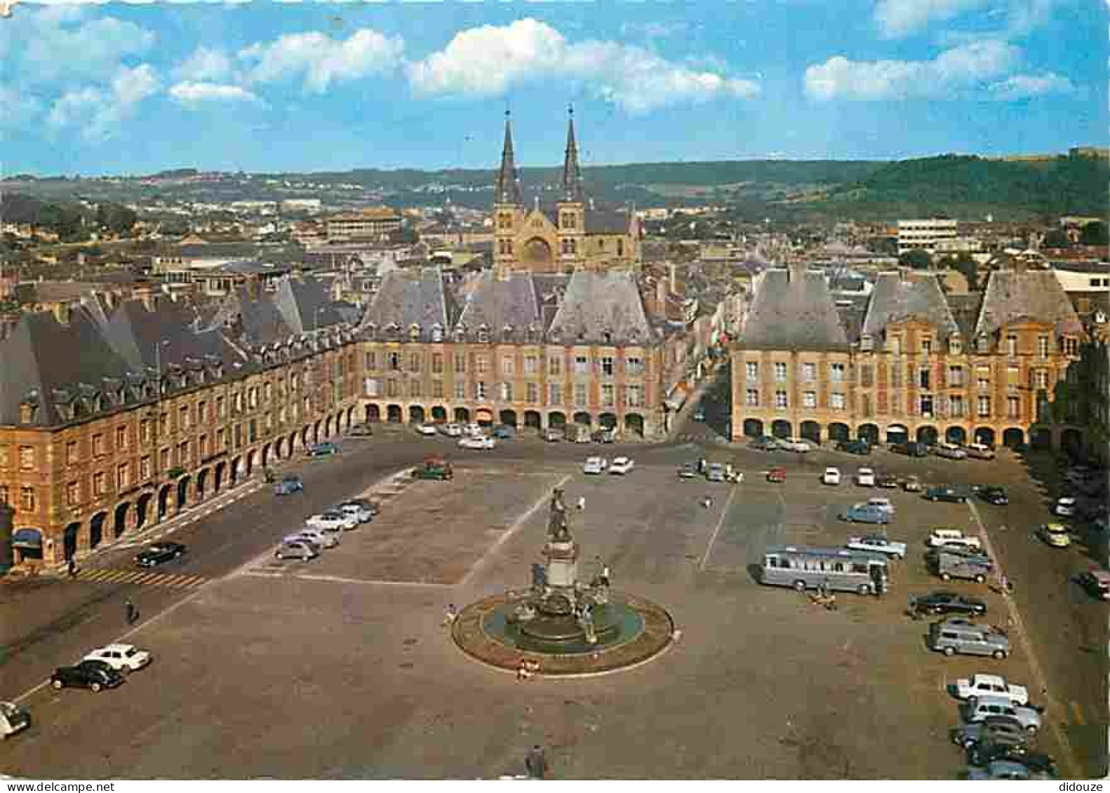 08 - Charleville Mézières - La Place Ducale Et La Statue De Charles De Gonzague - Automobiles - Bus - CPM - Voir Scans R - Charleville