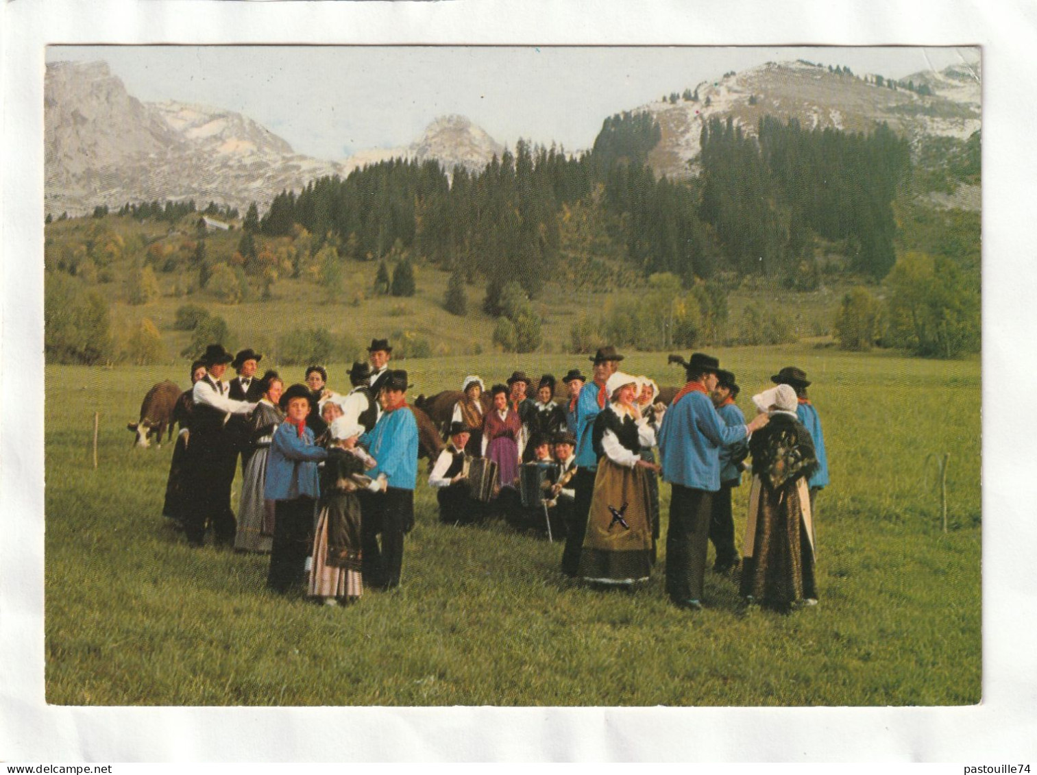 CPM. 15 X 10,5  -  Groupe Folklorique  Lou - Socali - Danse Et Tradition De Haute-Savoie - La Clusaz - La Clusaz