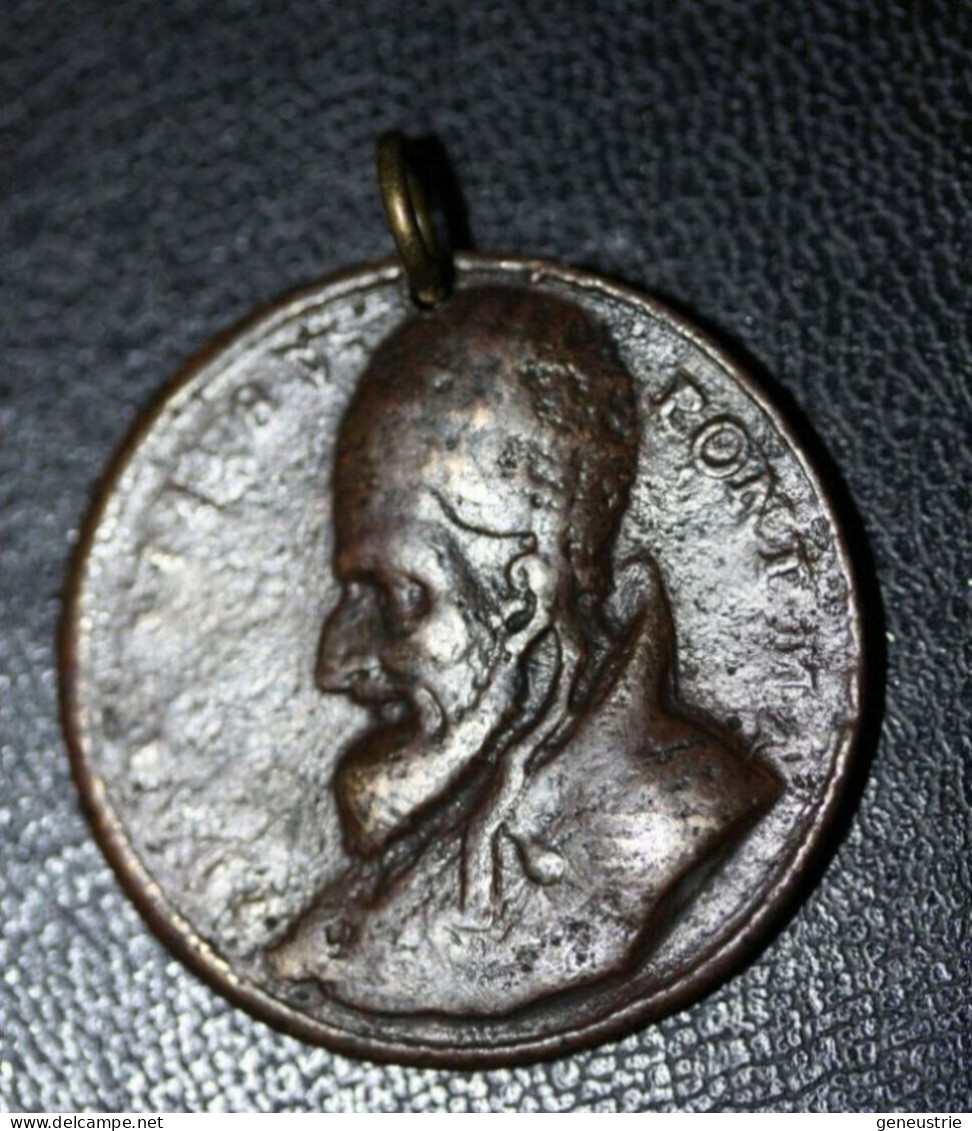 Médaille Religieuse XVIIe Bronze "Pape Innocent XI / Sixte V" Religious Medal - Religión & Esoterismo