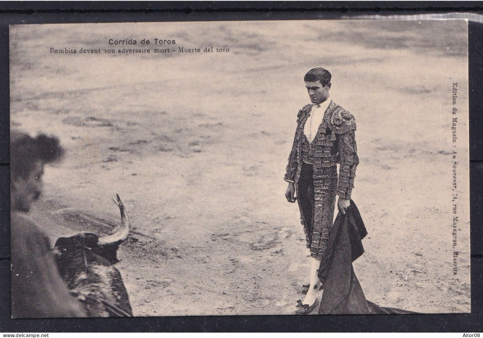 MUY BONITA POSTAL NUEVA  DE 1920/40. CORRIDA. MATADOR BOMBITA FRENTE AL TORO MUERTO - Colecciones Y Lotes